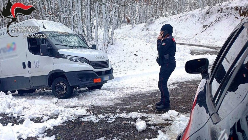 Rimane bloccato per la neve. Soccorso furgone che trasportava ossigeno