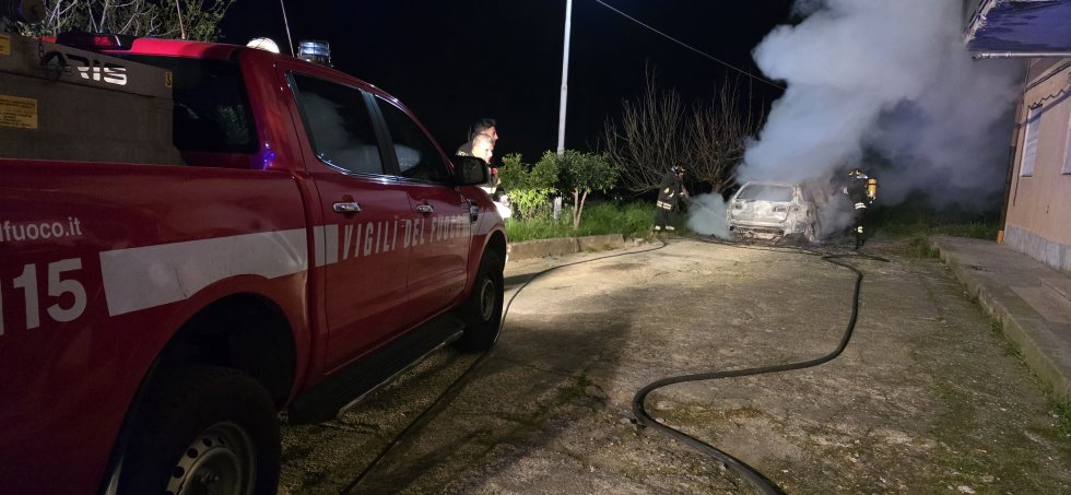 Auto in fiamme a Terranova da Sibari