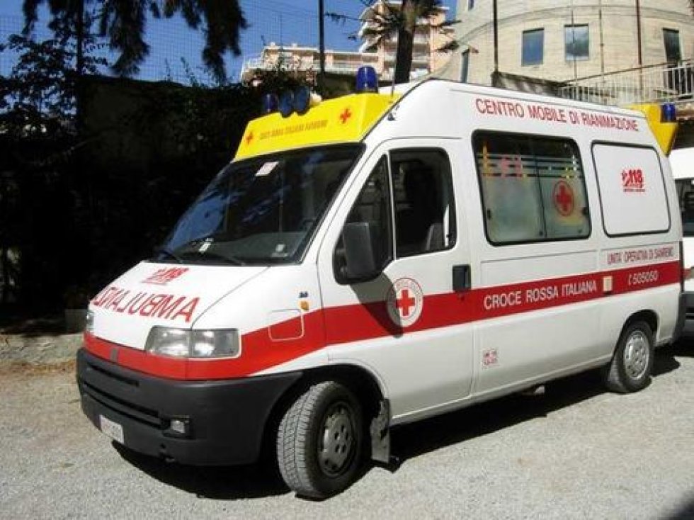 Incidente a Fagnano, un uomo cade dal tetto e finisce in ospedale