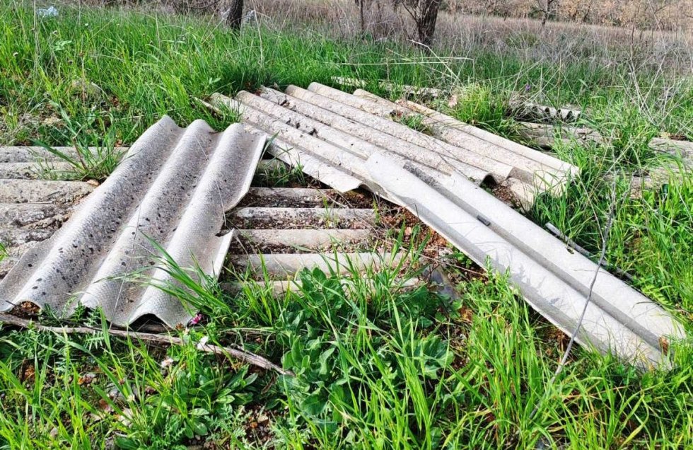 Lastre di eternit segnalate lungo la strada per San Lorenzo del Vallo