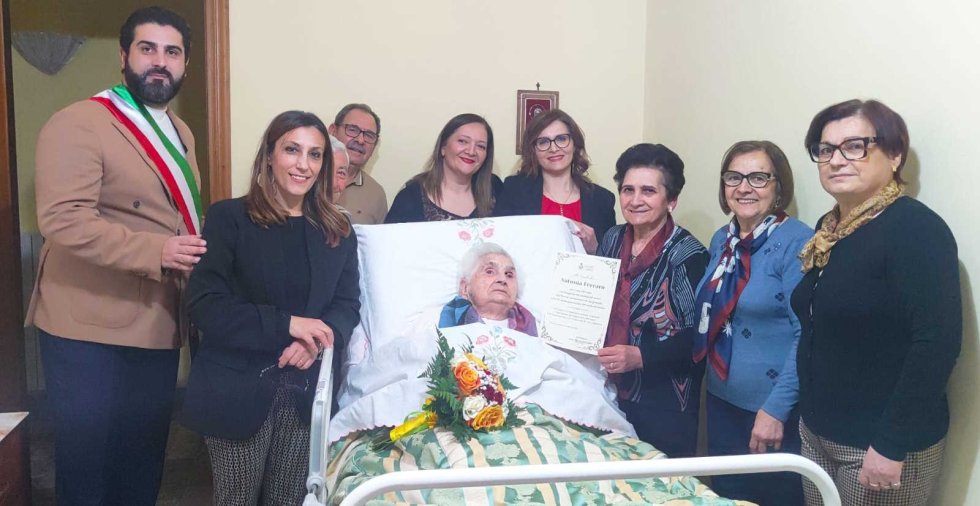 Morano, record di longevità: nonna Antonia Ferraro spegne centoquattro candeline