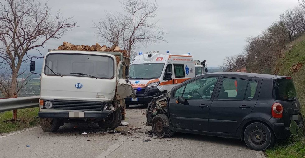 Incidente frontale fra utilitaria e camion: tre donne in ospedale