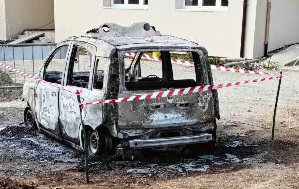 In fiamme l'auto della Polizia Municipale di San Lorenzo del Vallo