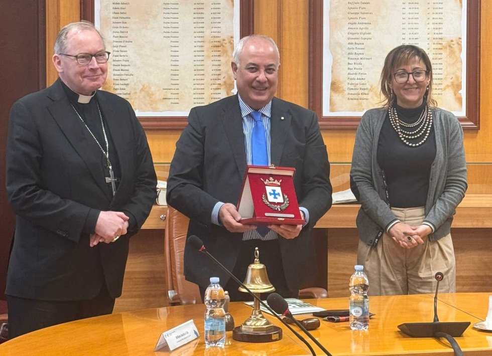 Il cardinale Willem Jacobus Eijk in visita alla camera di commercio di Cosenza