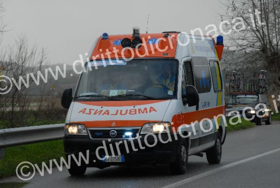 Corigliano-Rossano, auto in movimento travolge un uomo